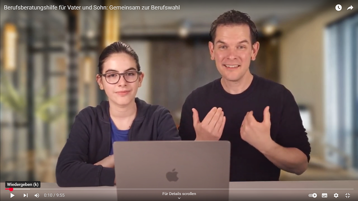 Vater und Sohn bei der Berufsbildung KI App erleichtert das Leben