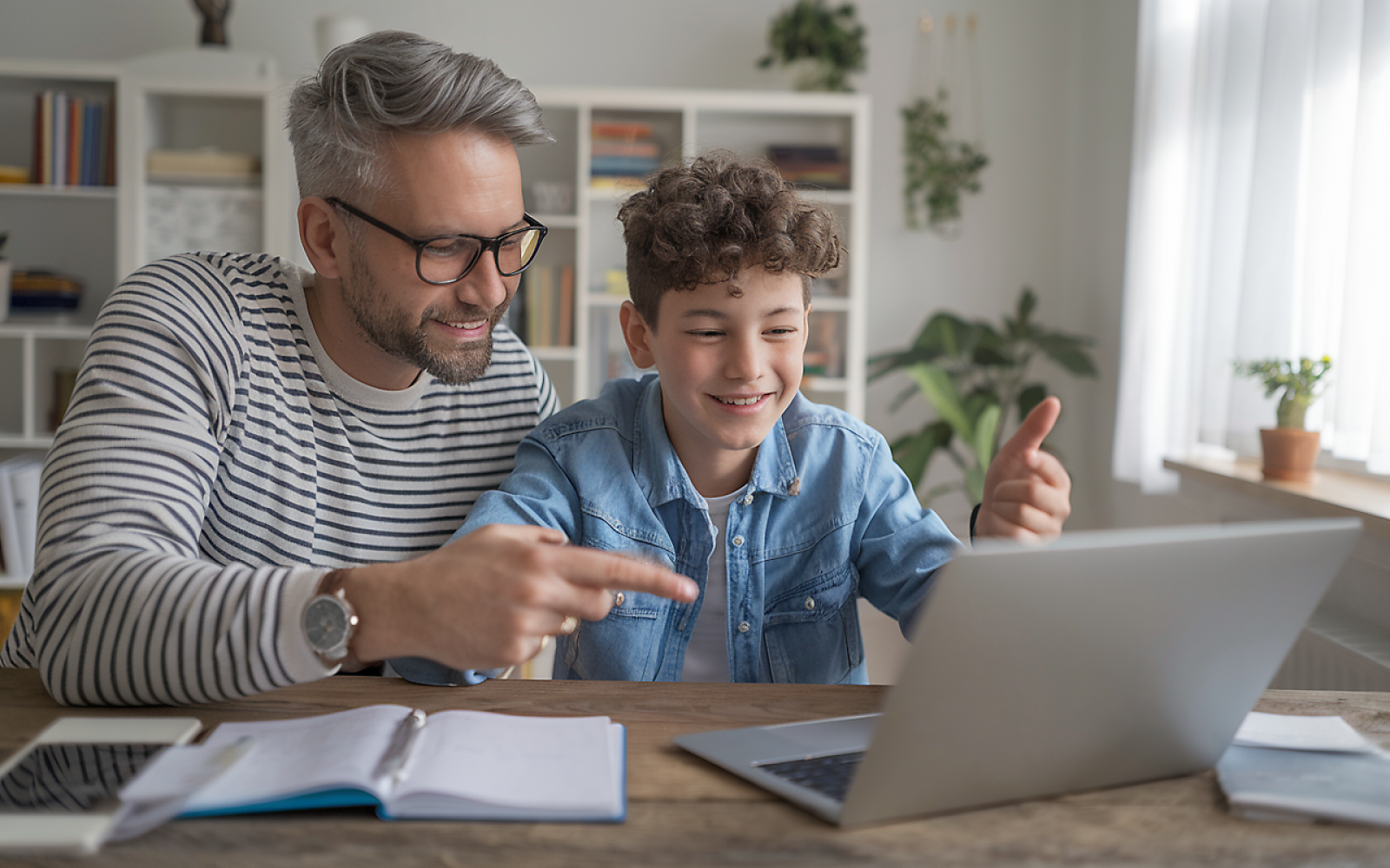 Vater und Sohn in der Berufswahl direkt beim Berufsberatung-Schweiz.ch